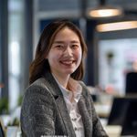 开云产品负责人林晓敏，温暖笑容在明亮办公室，专注用户体验设计8年